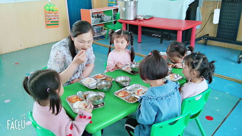 江山路街道中心幼儿园实行 同餐同乐,护幼成长 陪餐制度