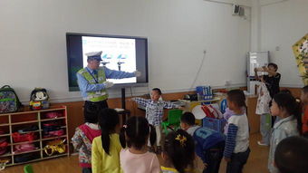 家长志愿者在东江中心幼儿园上交通知识课